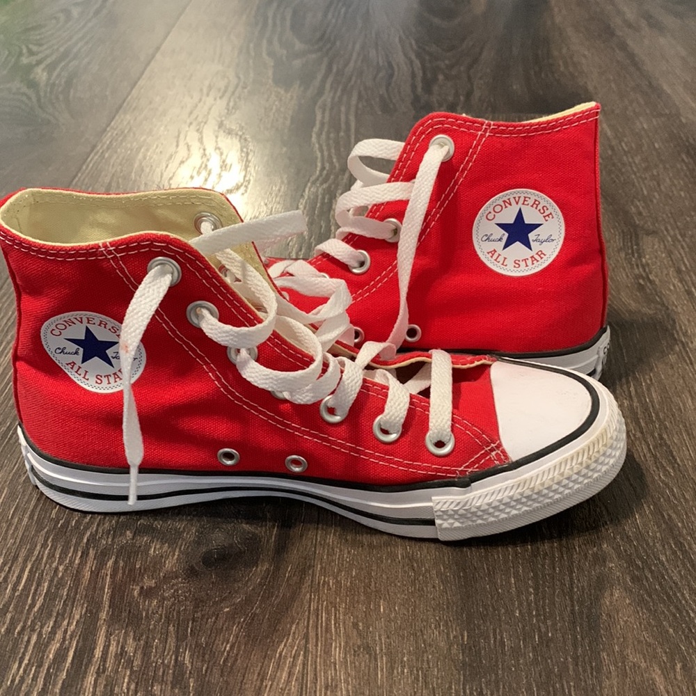 Red converse - Picture 3 of 4